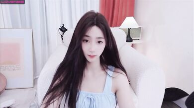 天使来了！【Aricia】美得不可方物，身材颜值堪称完美，非常懂男人想看什么，舔一舔自己的小樱桃炸翻 (7)